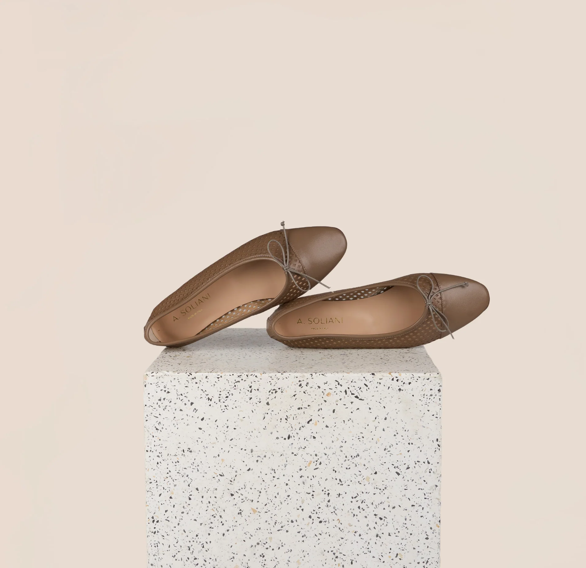 Como - Perforated Taupe (cap toe)
